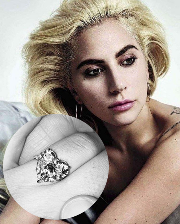 Taylor Kinney požádal Lady Gagu o ruku na svatého Valentýna s diamantem ve tvaru srdce v hodnotě 8 milionů korun. Zpěvačka však o pár měsíců později zasnoubení zrušila.
Taylor Kinney požádal Lady Gagu o ruku na svatého Valentýna s diamantem ve tvaru srdce v hodnotě 8 milionů korun. Zpěvačka však o pár měsíců později zasnoubení zrušila.