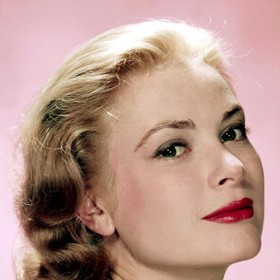 Když se řekne Grace Kelly, naskočí člověku automaticky v hlavě spojení „klasická krása“. Za svůj sofistikovaný vzhled vděčila prý třem věcem: baletní průpravě v dětství, díky které se naučila vznešenému držení těla, plavání a poctivému pitnému režimu. V make-upu dávala přednost jemnému líčení očí v neutrálních odstínech hnědé. Nadčasovou tečkou byla červená rtěnka. Když se řekne Grace Kelly, naskočí člověku automaticky v hlavě spojení „klasická krása“. Za svůj sofistikovaný vzhled vděčila prý třem věcem: baletní průpravě v dětství, díky které se naučila vznešenému držení těla, plavání a poctivému pitnému režimu. V make-upu dávala přednost jemnému líčení očí v neutrálních odstínech hnědé. Nadčasovou tečkou byla červená rtěnka.