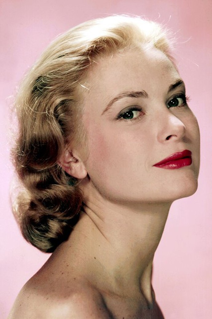 Když se řekne Grace Kelly, naskočí člověku automaticky v hlavě spojení „klasická krása“. Za svůj sofistikovaný vzhled vděčila prý třem věcem: baletní průpravě v dětství, díky které se naučila vznešenému držení těla, plavání a poctivému pitnému režimu. V make-upu dávala přednost jemnému líčení očí v neutrálních odstínech hnědé. Nadčasovou tečkou byla červená rtěnka. 