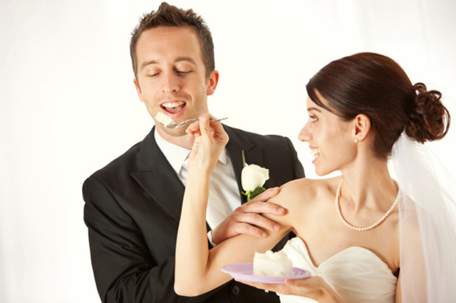 happy-couple-with-wedding-cake