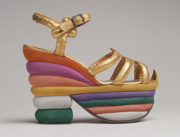 Salvatore Ferragamo a jeho ikonické duhové sanály na platformě pro herečku Judy Garland. I když byly populární hlavně v sedmdesátkách, rok 1939 je dostal poprvé na scénu. Salvatore Ferragamo a jeho ikonické duhové sanály na platformě pro herečku Judy Garland. I když byly populární hlavně v sedmdesátkách, rok 1939 je dostal poprvé na scénu.