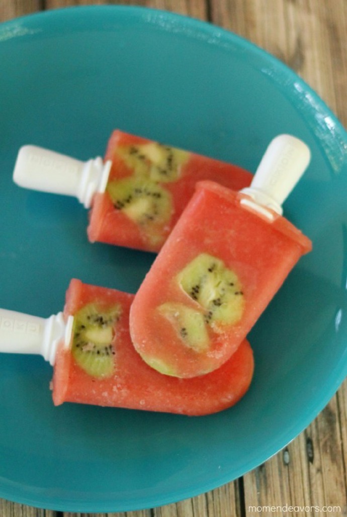 Bez cukru, bez barviv a chutně. Potřebujete pouze meloun, kiwi, vodu a mixér. Všechny ingredience rozmixujte a vložte je do formičky na zmrzlinu. Jedno kiwi si dejte stranou a plátek z něj přidejte ke směsi. Formičky dejte na hodinu mrazit. 