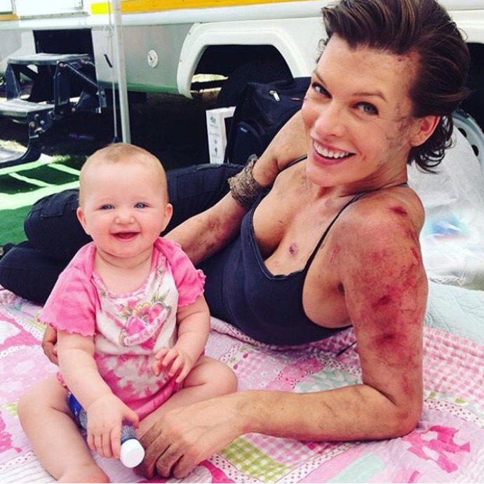 Milla Jovovich se v pauze při natáčení snaží skloubit roli akční hrdinky a mámy.
Foto: Instagram Milly Jovovich Milla Jovovich se v pauze při natáčení snaží skloubit roli akční hrdinky a mámy.
Foto: Instagram Milly Jovovich