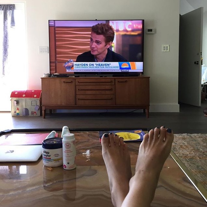 Herečka Rachel Bilson alias doktorka z Dixie sleduje v televizi svého muže... (Až na toho muže) tohle známe všechny.
Foto: Instagram Rachel Bilson Herečka Rachel Bilson alias doktorka z Dixie sleduje v televizi svého muže... (Až na toho muže) tohle známe všechny.
Foto: Instagram Rachel Bilson