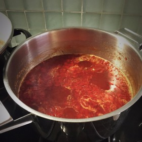 Samy máme problém se rozhodnout, co máme raději, proto jsme ke slaďoučké datlové nutelle hledaly ostrý protiklad. A našly jsme chilli džem! Pokud si vaši blízcí rádi koření život, bude to pro ně skvělý dárek. Chilli džem se hodí k sýrům, masům, nebo místo salsy k jednohubkám či čipsům.  Budete potřebovat 150 g čerstvých chilli papriček bez semínek, 150 g červených paprik, 1 kg želírovacího cukru, 600 ml jablečného octa a sůl. Celá příprava zabere zhruba 20 min. Celý recept najdete zde: http://www.apetitonline.cz/recepty/5759-chilli-dzem.html