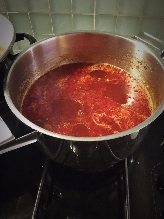 Samy máme problém se rozhodnout, co máme raději, proto jsme ke slaďoučké datlové nutelle hledaly ostrý protiklad. A našly jsme chilli džem! Pokud si vaši blízcí rádi koření život, bude to pro ně skvělý dárek. Chilli džem se hodí k sýrům, masům, nebo místo salsy k jednohubkám či čipsům.  Budete potřebovat 150 g čerstvých chilli papriček bez semínek, 150 g červených paprik, 1 kg želírovacího cukru, 600 ml jablečného octa a sůl. Celá příprava zabere zhruba 20 min. Celý recept najdete zde: http://www.apetitonline.cz/recepty/5759-chilli-dzem.html