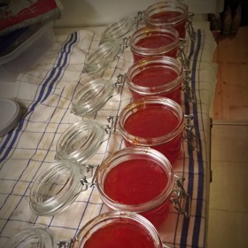 Chilli džem jsme si rozlily do takovýchto krásných skleněných nádob. Zakoupíte je téměř v jakémkoli obchodě s domácími potřebami. 