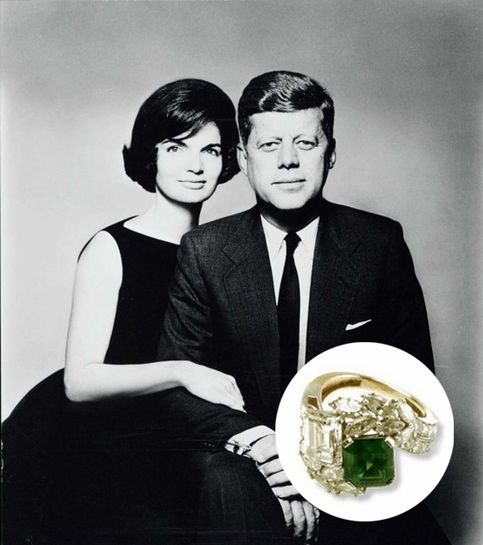 V roce 1953 požádal budoucí prezident Spojených států amerických o ruku tehdy ještě Jacqueline Lee Bouvierovou. Jedna z nejstylovějších žen své doby se zdobila prstenem s téměř tří karátovým smaragdem a diamanty stejné váhy. V roce 1963 se do prstenu přidalo dalších 2,12 karátů diamantů. Dnešní cena tohoto šperku je 66 milionů korun. V roce 1953 požádal budoucí prezident Spojených států amerických o ruku tehdy ještě Jacqueline Lee Bouvierovou. Jedna z nejstylovějších žen své doby se zdobila prstenem s téměř tří karátovým smaragdem a diamanty stejné váhy. V roce 1963 se do prstenu přidalo dalších 2,12 karátů diamantů. Dnešní cena tohoto šperku je 66 milionů korun.