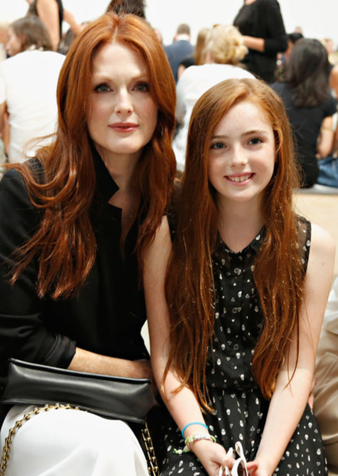 Dcerka Julianne Moore Liv má po matce nádhernou barvu vlasů.