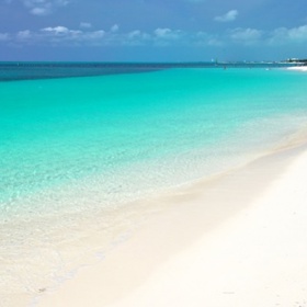 Pláž se nachází na ostrově Providenciales, který je součást souostroví Turks a Caicos v Karibiku, v žebříčku nejlepších pláží světa se Grace Bay umísťuje pravidelně, v roce 2011 byla dokonce na prvním místě. Pláž se nachází na ostrově Providenciales, který je součást souostroví Turks a Caicos v Karibiku, v žebříčku nejlepších pláží světa se Grace Bay umísťuje pravidelně, v roce 2011 byla dokonce na prvním místě.