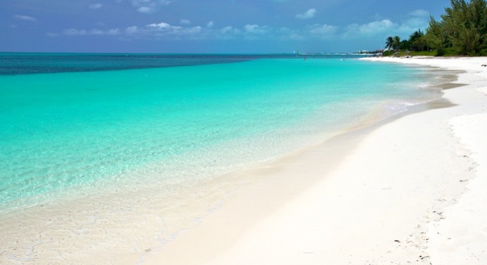 Pláž se nachází na ostrově Providenciales, který je součást souostroví Turks a Caicos v Karibiku, v žebříčku nejlepších pláží světa se Grace Bay umísťuje pravidelně, v roce 2011 byla dokonce na prvním místě. 