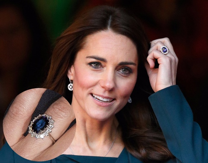 Sice tento prsten nepatří mezi nejdražší, zato je ale ten nejslavnější. Princ William požádal Kate Middleton o ruku s prstenem po své zesnulé matce princezně Dianě. Klenot s 12 karátovým safírem a 14 diamanty okolo má hodnotu 14 milionů korun.
Sice tento prsten nepatří mezi nejdražší, zato je ale ten nejslavnější. Princ William požádal Kate Middleton o ruku s prstenem po své zesnulé matce princezně Dianě. Klenot s 12 karátovým safírem a 14 diamanty okolo má hodnotu 14 milionů korun.