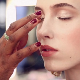 Ze všeho nejradši nanáší a roztírá make-up prsty...