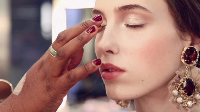 Ze všeho nejradši nanáší a roztírá make-up prsty...