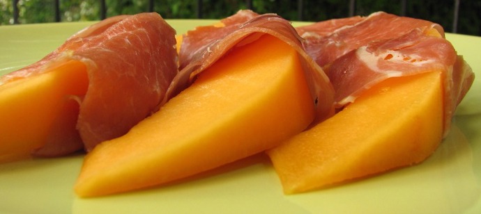 Italská klasika se v restauracích často podává jako předkrm. Meloun nakrájejte na kostičky a na ně umístěte prosciutto. Podávejte vychlazené jako jednohubky. 