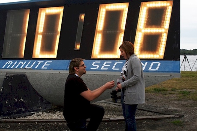 Když startuje raketoplán, je to něco, na co jen tak nezapomenete, čehož si tento muž byl dobře vědom. Ještě než raketoplán odstartoval, byli ti dva zasnoubení.
Foto: diply.com