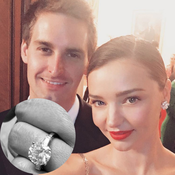 Modelka Miranda Kerr se pyšní prstenem s kulatým diamantem a dvěma menšími po stranách.
Modelka Miranda Kerr se pyšní prstenem s kulatým diamantem a dvěma menšími po stranách.