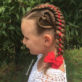 Fotogalerie: Maminka plete na hlavě své dceři copánky, ze kterých se vám zatočí hlava!