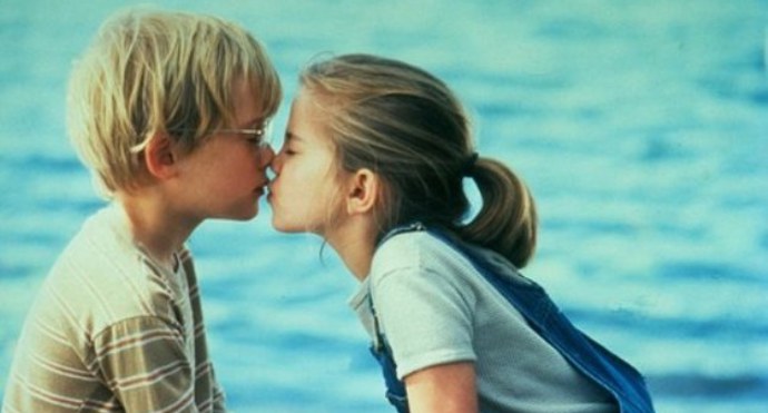 ...a druhá nezapomenutelná role Macaulaye Culkina. Mimochodem, první pusa a první smrt v tomto filmu – to bylo v 90. letech něco pro zmatená děcka těsně před pubertou.  