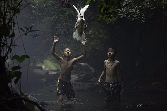 Snímek z prostředí provincie Nong Khai, údolí, kterým protéká slavná řeka Mekong, ta tvoří přirozenou hranici Thajska s Laosem.
Fotograf: Sarah Wouters