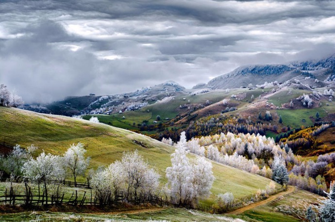 Na snímku se nachází rumunská vesnice Pestera. 
Fotograf: Eduard Gutescu