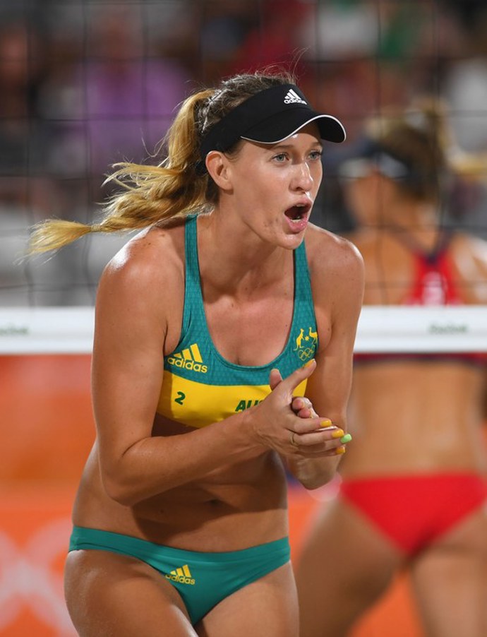 Australanka Nicole Laird sladila nehty se svým sportovním úborem na beach volejbal do zelenožlutých barev.