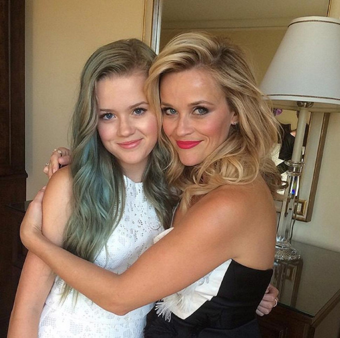 Reese Witherspoon a Ava. Najdětě pět rozdílů.