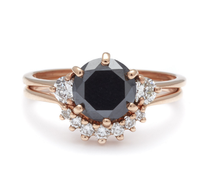 Kdo říkal, že diamanty musí být světlé? 
Foto: annashefield.com