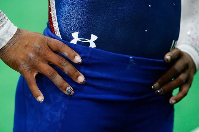 Devatenáctiletá americká gymnastka už stihla v Riu získat tři zlaté medaile. Že její srdce bije pro rodnou Ameriku, dokazují i její nehty v národních barvách s vlajkou na prsteníčku.