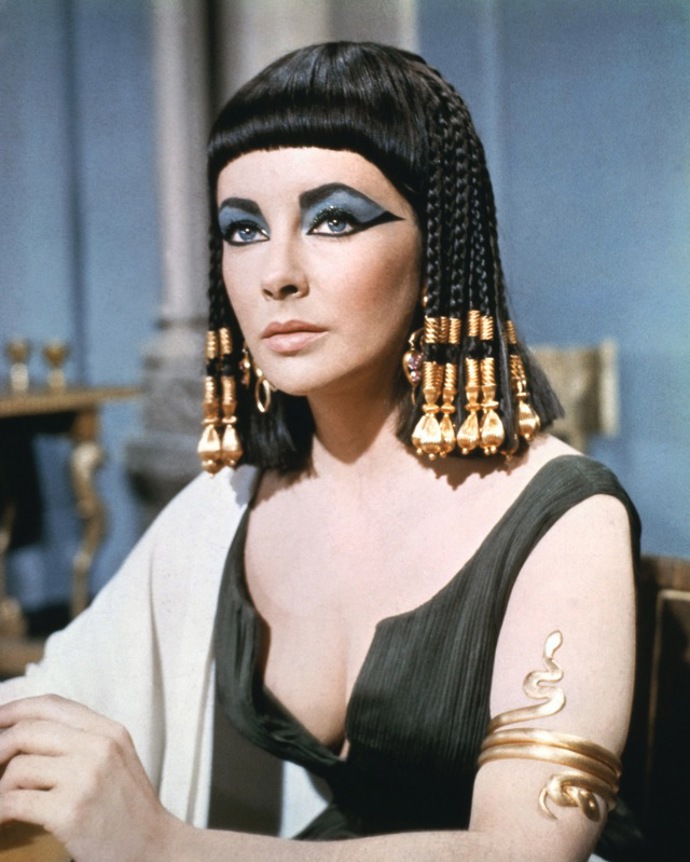 Elizabeth Taylor byla pravým opakem Marilyn. Aby dosáhla bezchybné pleti, dokonce si obličej holila! V podstatě tak nahrazovala dnešní exfoliaci nebo peeling. Překvapivé je, že si také sama stříhala vlasy a dokonce se naučila sama líčit – zvládla i náročný make-up pro roli Kleopatry! Další její tajemství není až tak bombastické, zato je naprosto zásadní. „Zlato, když se dobře nevyspíš, vypadáš prostě pekelně a nic ti nepomůže!“ řekla prý v jednom z rozhovorů. 