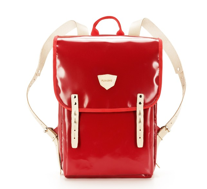 Červený batoh z plachtoviny, 2850 Kč, www.playbag.cz 