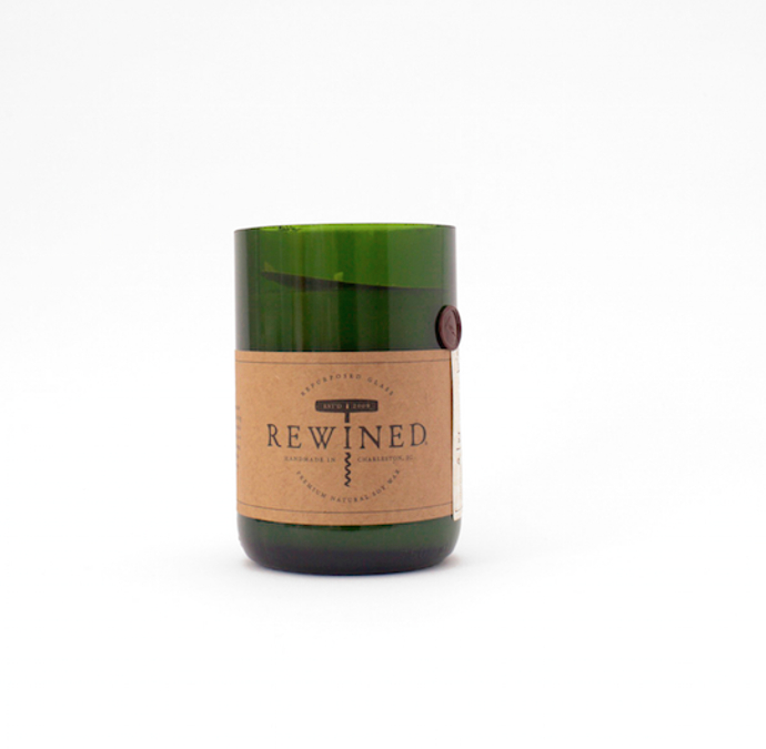 REWINED
Vonné svíčky Rewined napodobující aroma oblíbených vín jsou  umístěny do dóz, které vznikly z použitých láhví od vína. Svíčky samotné jsou vyrobeny výhradně z přírodního sójového vosku. V nabídce je osm typů podle nejoblíbenějších vín – od bílých Chardonnay, Sauvignon Blanc, přes červená jako Merlot a Cabernet až po slavnostní Champagne. Společnost Rewined založil před 6 leti Adam Fetsch v Charlestonu v Jižní Karolíně, kde pracoval v restauraci a trápilo ho, kolik krásných lahví od vína přijde denně nazmar. Exkluzivně v obchodě Animadecor.