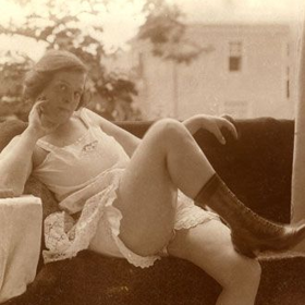 Dámské spodní prádlo přestalo být tak objemné a omezující, korzety dokonce postupně nahradily podprsenky. Dámské spodní prádlo přestalo být tak objemné a omezující, korzety dokonce postupně nahradily podprsenky.