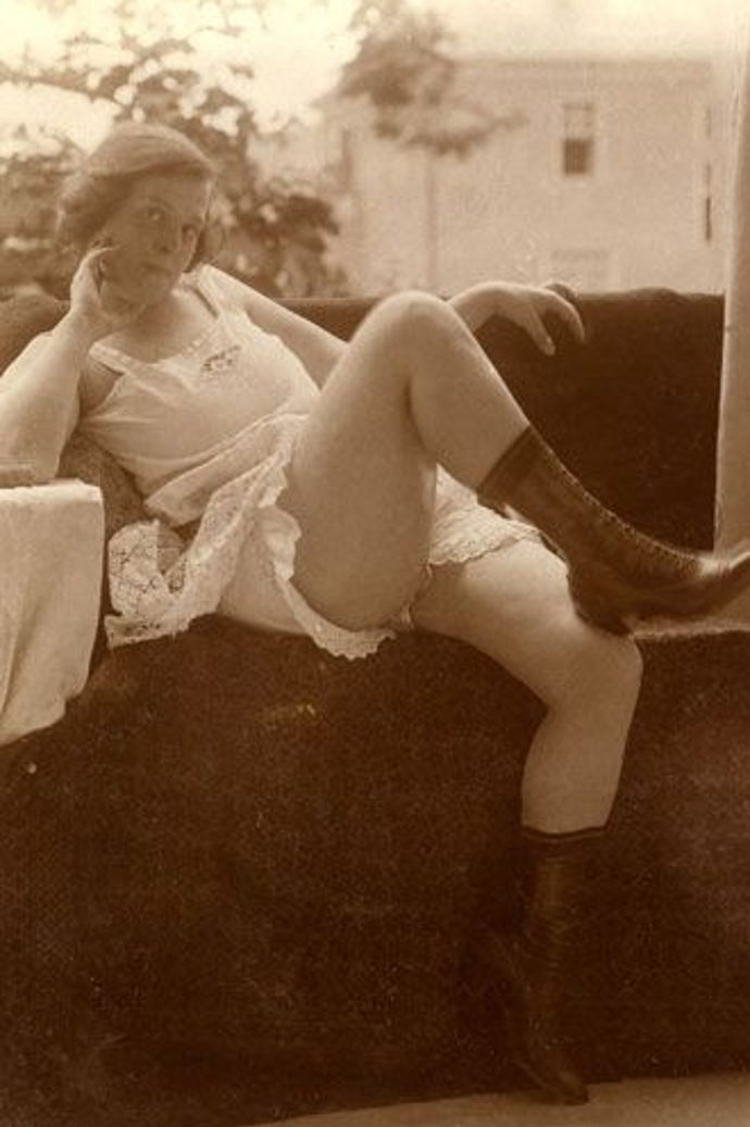 Dámské spodní prádlo přestalo být tak objemné a omezující, korzety dokonce postupně nahradily podprsenky. 