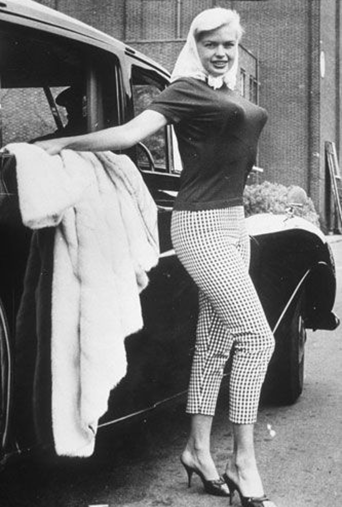 Jayne Mansfield, současnice Marylin Monroe, ve špičaté podprsence, která vytvořila tehdy žádoucí siluetu. 