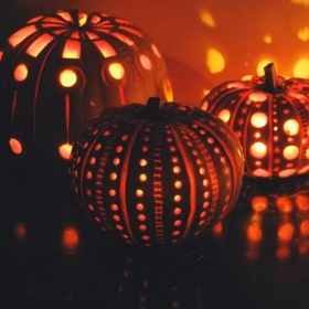 Zrovna dnes je čas dlabání halloweenských dýní. Chcete-li však být trochu nadčasoví, vydlabejte z dýně něco jiného, než rozšklebený obličej. 

(zdroj: Pinterest.com)