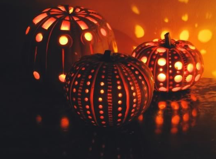 Zrovna dnes je čas dlabání halloweenských dýní. Chcete-li však být trochu nadčasoví, vydlabejte z dýně něco jiného, než rozšklebený obličej. 

(zdroj: Pinterest.com)