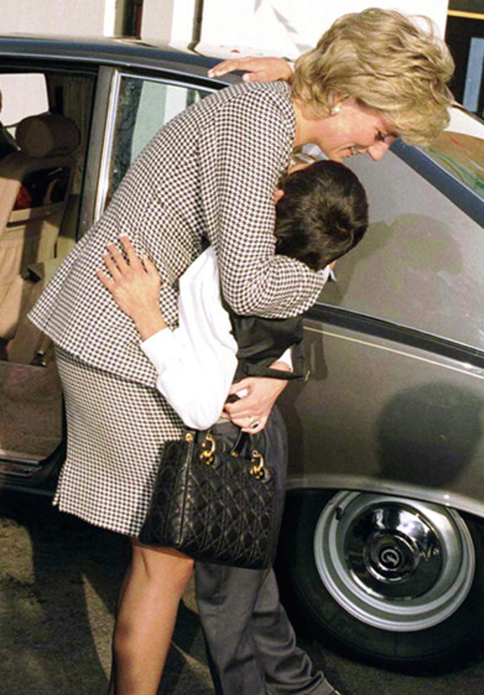 Když v roce 1995 darovala první dáma Francie Bernadette Chirac princezně Dianě nejnovější kabelku módního domu Christian Dior, netušila, že si ji tak zamiluje a objedná ve všech možných dalších variantách. Záhy byla jedna z nejpopulárnějších kabelek přejmenována na Lady Dior. Když v roce 1995 darovala první dáma Francie Bernadette Chirac princezně Dianě nejnovější kabelku módního domu Christian Dior, netušila, že si ji tak zamiluje a objedná ve všech možných dalších variantách. Záhy byla jedna z nejpopulárnějších kabelek přejmenována na Lady Dior.