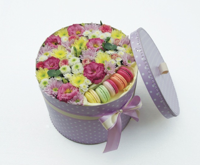 Krabice naplněná čerstvými květinami (+ 3 ks makronek), květinářství Le Bouquet, 700 Kč, www.le-bouquet.cz Krabice naplněná čerstvými květinami (+ 3 ks makronek), květinářství Le Bouquet, 700 Kč, www.le-bouquet.cz