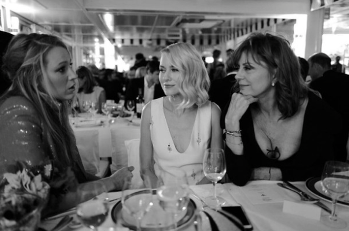 Naomi Watts a Susan Sarandon si povídají s těhotnou Blake Lively
