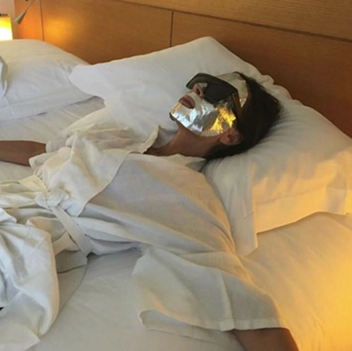 Kdo je pod stříbrnou maskou? Přece Victoria Beckham. 
