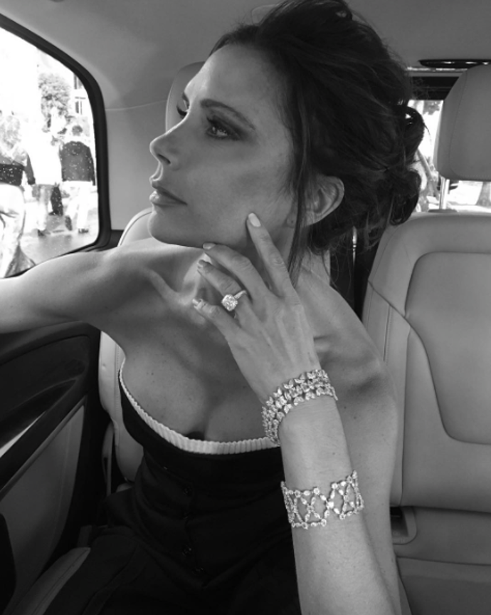 Victoria Beckham cestou na červený koberec