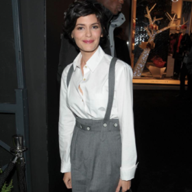 Herečka Audrey Tautou často nosí věci, které by úplně stejně mohli slušet muži, ale na ní působí extrémně svůdně. Košile ve velikosti XL nebo volné kalhoty, které je nutné pro jistotu uzemnit šlemi. Pánské prvky v ženském šatníku působí jako vykřičník - díky nim ještě víc vynikne vaše ženská podstata. Mužnost, kterou pustíte do svého šatníku, udrží nad vaší ženskostí větší kontrolu. 