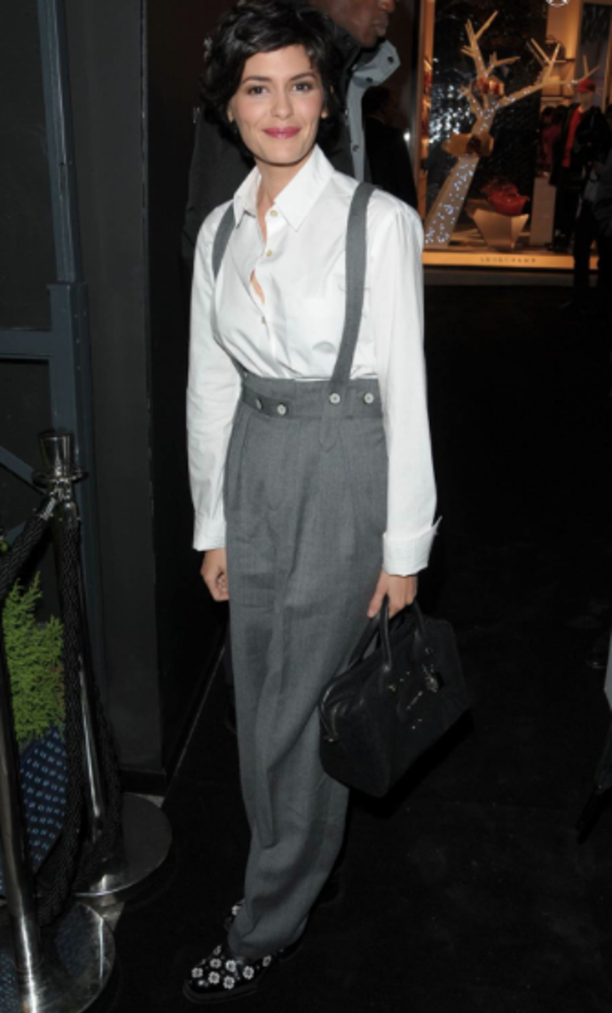 Herečka Audrey Tautou často nosí věci, které by úplně stejně mohli slušet muži, ale na ní působí extrémně svůdně. Košile ve velikosti XL nebo volné kalhoty, které je nutné pro jistotu uzemnit šlemi. Pánské prvky v ženském šatníku působí jako vykřičník - díky nim ještě víc vynikne vaše ženská podstata. Mužnost, kterou pustíte do svého šatníku, udrží nad vaší ženskostí větší kontrolu. Herečka Audrey Tautou často nosí věci, které by úplně stejně mohli slušet muži, ale na ní působí extrémně svůdně. Košile ve velikosti XL nebo volné kalhoty, které je nutné pro jistotu uzemnit šlemi. Pánské prvky v ženském šatníku působí jako vykřičník - díky nim ještě víc vynikne vaše ženská podstata. Mužnost, kterou pustíte do svého šatníku, udrží nad vaší ženskostí větší kontrolu.