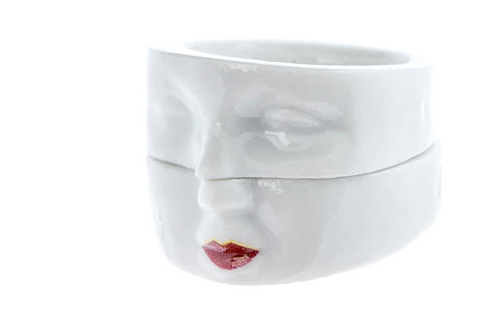 Dvojitý porcelánový prsten Angry Bitch, 650 Kč, www.shit-happens.cz Dvojitý porcelánový prsten Angry Bitch, 650 Kč, www.shit-happens.cz