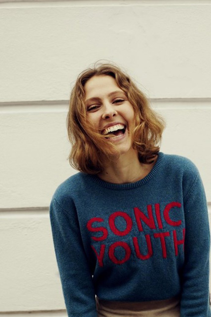 Svetry od Hades Wool v téhle sezóně nosí Alexa Chung a další hvězdy Instagramu. Pochází rovněž ze Skotska a zaměřuje se na svetry s kapelami, jako jsou třeba Sonic Youth, The Slits nebo Patti Smith. Takový svetr pořídíte za 160 liber. Svetry od Hades Wool v téhle sezóně nosí Alexa Chung a další hvězdy Instagramu. Pochází rovněž ze Skotska a zaměřuje se na svetry s kapelami, jako jsou třeba Sonic Youth, The Slits nebo Patti Smith. Takový svetr pořídíte za 160 liber.