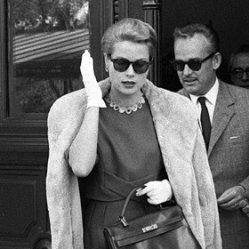 Když přinesla slavná kostýmní designérka Edith Head tuhle kabelku herečce a monacké kněžně Grace Kelly jako jako součást filmové garderóby pro film Chyťte zloděje z roku 1954, ta se do ní okamžitě zamilovala a začala ji nosit. Prý s ní dokonce zakrývala své rostoucí těhotenské bříško. V roce 1977 značka Hermès tuto slavnou kabelku pojmenovala Kelly. Když přinesla slavná kostýmní designérka Edith Head tuhle kabelku herečce a monacké kněžně Grace Kelly jako jako součást filmové garderóby pro film Chyťte zloděje z roku 1954, ta se do ní okamžitě zamilovala a začala ji nosit. Prý s ní dokonce zakrývala své rostoucí těhotenské bříško. V roce 1977 značka Hermès tuto slavnou kabelku pojmenovala Kelly.