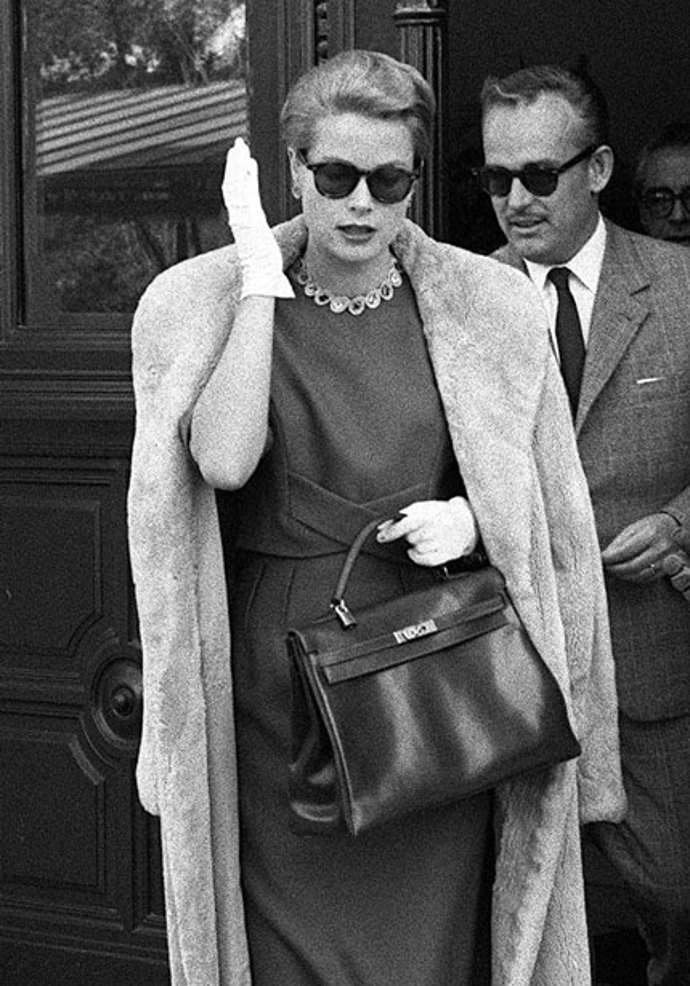 Když přinesla slavná kostýmní designérka Edith Head tuhle kabelku herečce a monacké kněžně Grace Kelly jako jako součást filmové garderóby pro film Chyťte zloděje z roku 1954, ta se do ní okamžitě zamilovala a začala ji nosit. Prý s ní dokonce zakrývala své rostoucí těhotenské bříško. V roce 1977 značka Hermès tuto slavnou kabelku pojmenovala Kelly. Když přinesla slavná kostýmní designérka Edith Head tuhle kabelku herečce a monacké kněžně Grace Kelly jako jako součást filmové garderóby pro film Chyťte zloděje z roku 1954, ta se do ní okamžitě zamilovala a začala ji nosit. Prý s ní dokonce zakrývala své rostoucí těhotenské bříško. V roce 1977 značka Hermès tuto slavnou kabelku pojmenovala Kelly.