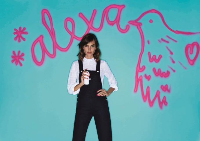 Tváří sprejů na nehty Paint Can je Alexa Chung Tváří sprejů na nehty Paint Can je Alexa Chung