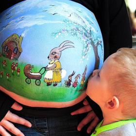 Těhotná žena udělala ze svého bříška malířské plátno